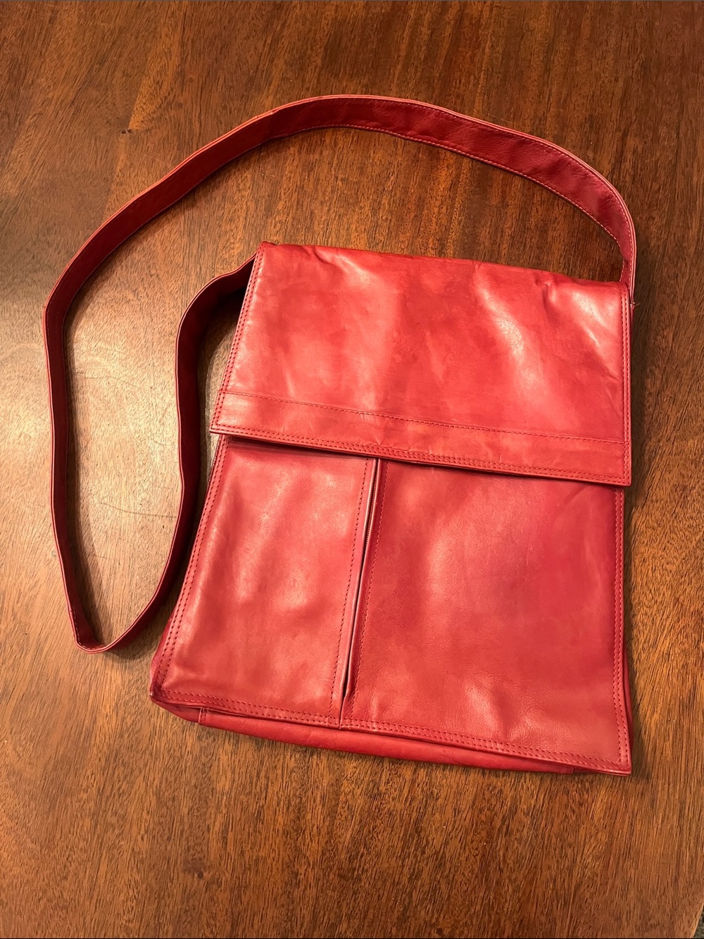 Chaos Red Leather Crossbody Laptop Bag - Sleek Women's Shoulder Bag. great shape